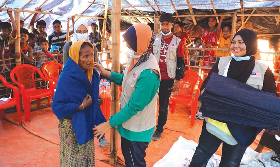 MENYAMPAIKAN sumbangan kepada pelarian Rohingya yang ditempatkan di kem pelarian di Cox’s Bazar, Bangladesh.