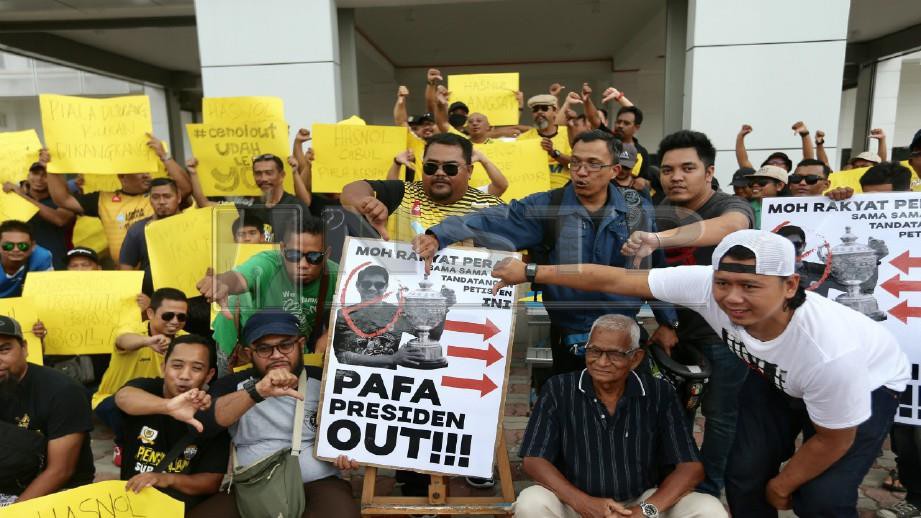 PENYOKONG Perak berkumpul menandatangani petisyen menuntut  Hasnul Zulkarnain meletak jawatan di perkarangan Stadium Perak di Ipoh, hari ini. FOTO Effendy Rashid