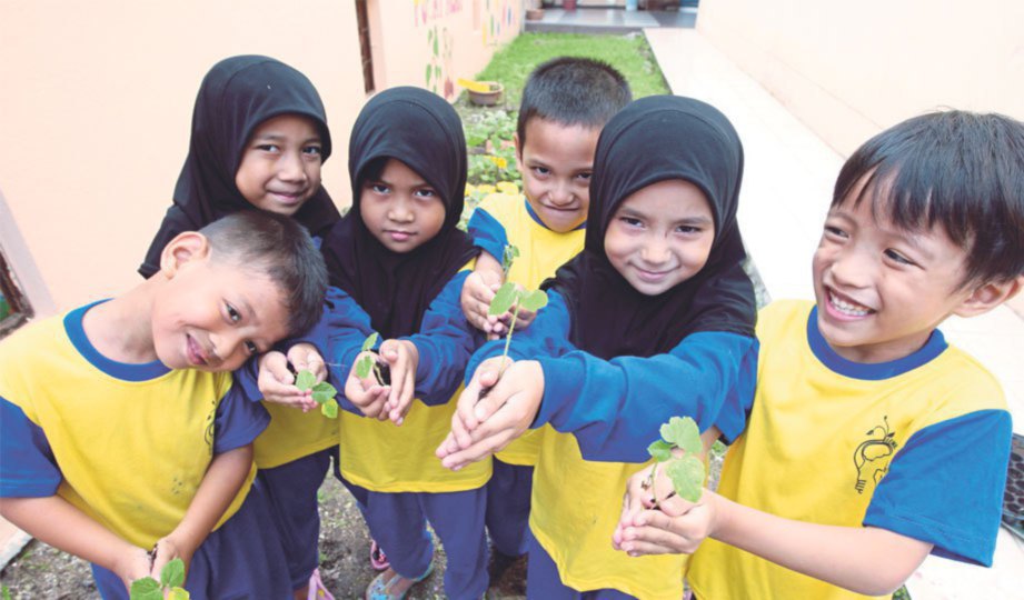 SERONOK kanak-kanak comel ini memegang benih bendi yang akan disemai di kawasan tadika. 