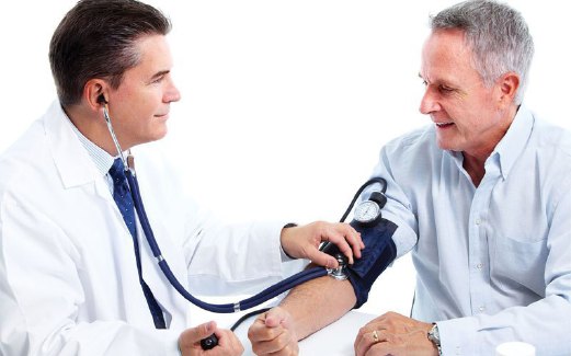 LAKUKAN pemeriksaan tekanan darah dengan kerap terutama pada waktu pagi.