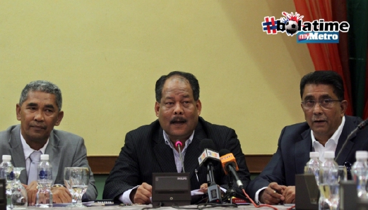 Zamri (tengah) pada sidang media perletakan jawatan Shaharuddin dan Azaruddin selepas Mesyuarat Jawatankuasa Eksekutif PBNP hari ini. FOTO BERNAMA