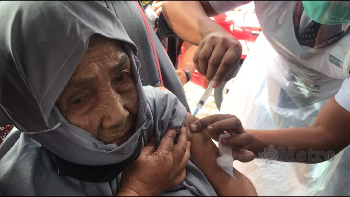 PAH Yunus tenang menerima suntikan vaksin. FOTO HAZIRA AHMAD ZAIDI