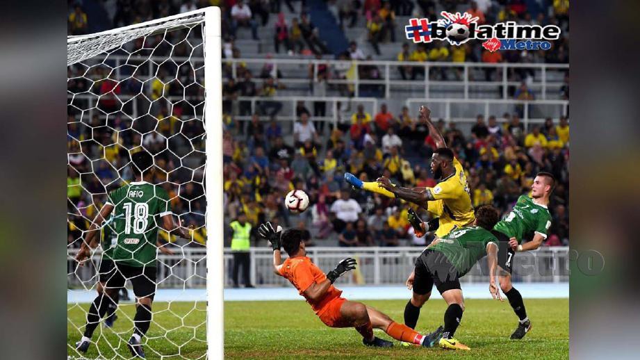 Kaimbi (jersi kuning) meledak gol ketika menewaskan Melaka di Kuantan. FOTO BERNAMA