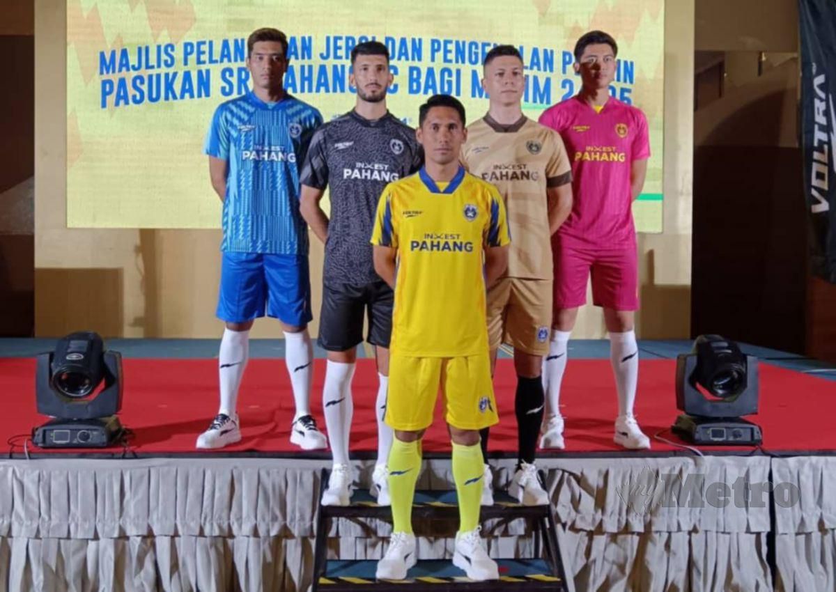 BARISAN pemain Sri Pahang FC menggayakan jersi baharu skuad itu bagi musim 2024/2025. FOTO ASROL AWANG