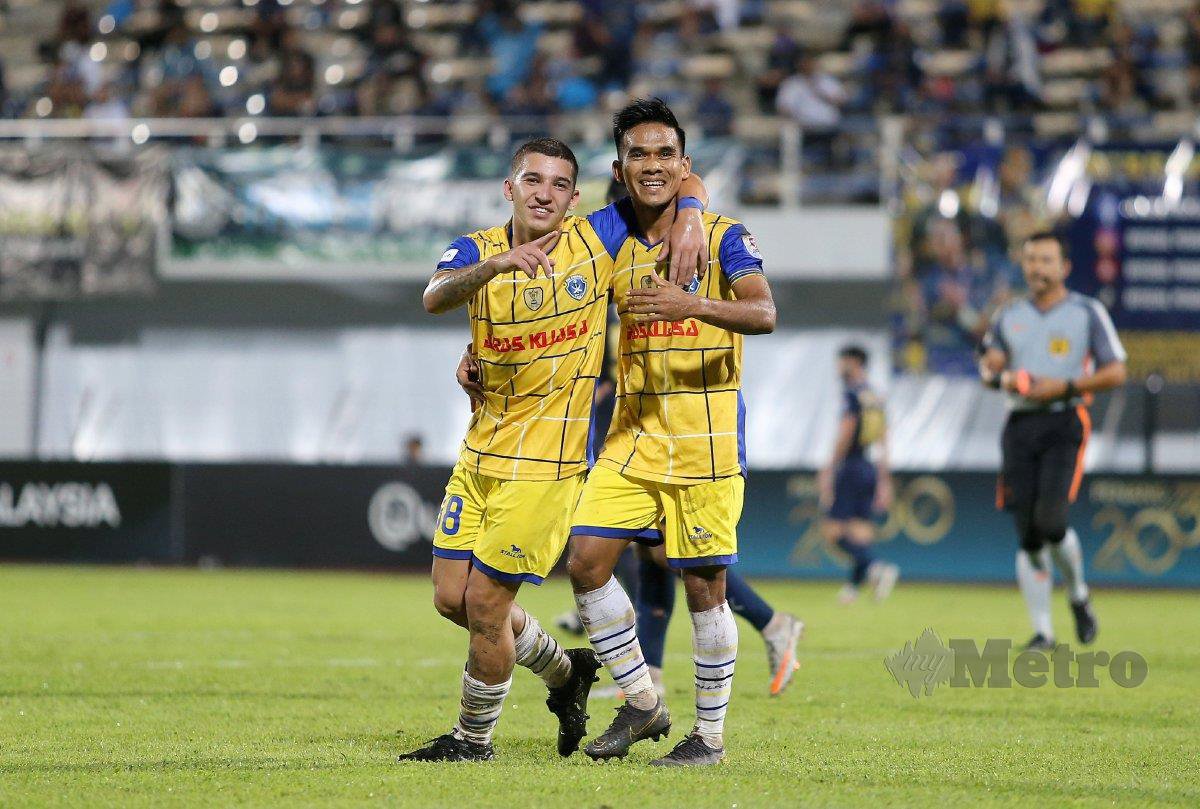 ABDUL Malik (kanan) meraikan jaringannya bersama rakan sepasukan pada perlawanan Piala Malaysia 2021 ketika menentang Penang FC, di Stadium Bandaraya Pulau Pinang, 3 November lalu. FOTO Mikail Ong