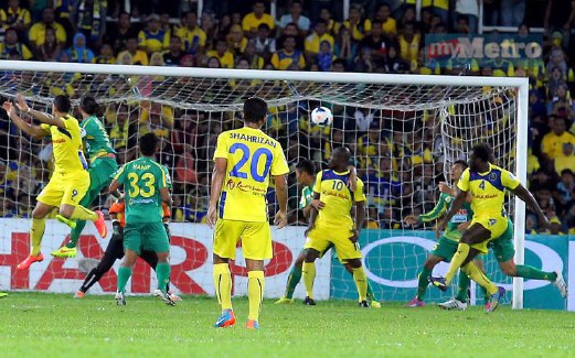 CONTI  (kiri) menjaringkan gol pertama Pahang ketika menentang Kedah  pada perlawanan separuh akhir kedua Piala Malaysia. 