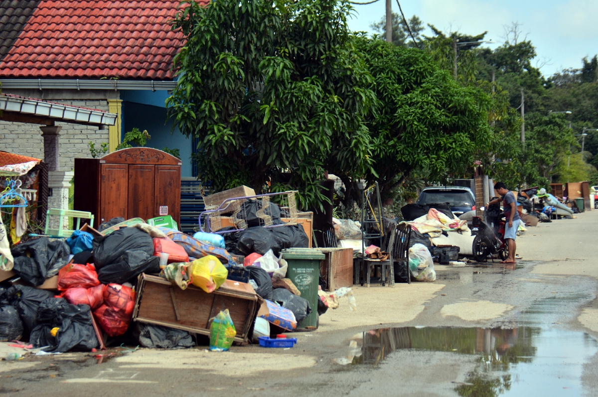 SAMPAH dan perkakasan rumah yang rosak akibat banjir dikumpulkan oleh penduduk di hadapan rumah semasa tinjauan di Taman Seri Damai Perdana, Kuantan, semalam. FOTO BERNAMA
