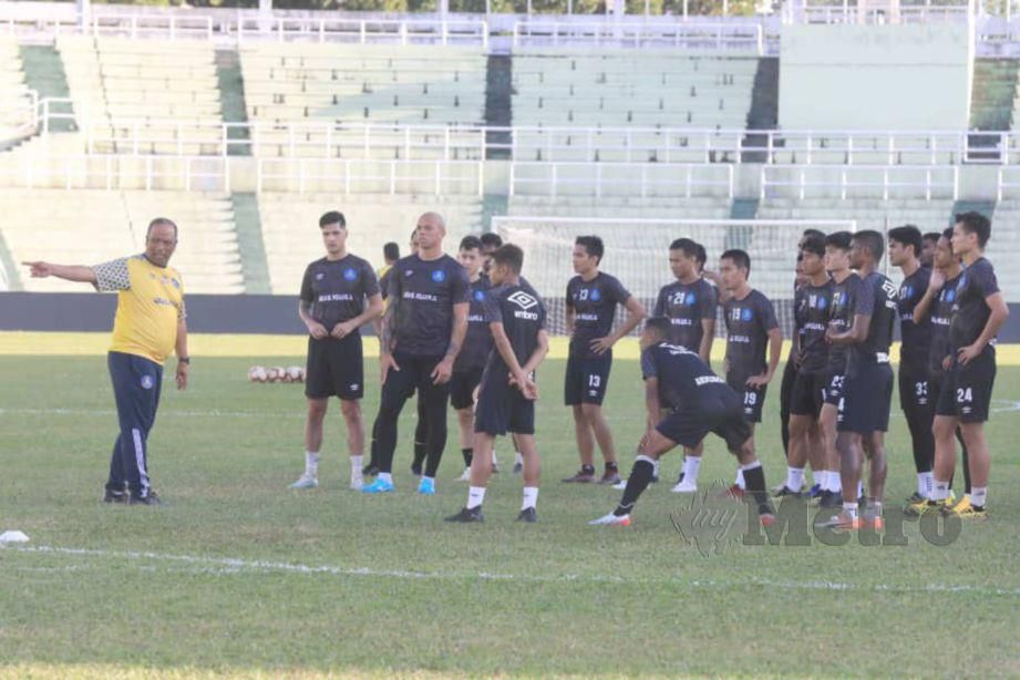 DOLLAH Salleh (kiri) memberi arahan kepada pemain pada sesi latihan terakhir sebelum bertemu Selangor di Stadium Darulmakmur, malam ini. FOTO Mohd Rafi Mamat