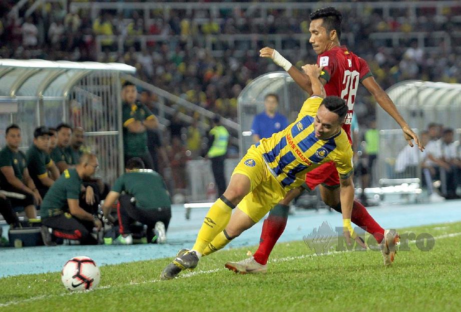 NOR Shahrul Idlan Talaha (kiri) diasak pemain Kedah pada saingan Liga Super 2019, di Stadium Darul Makmur. FOTO Farizul Hafiz Awang