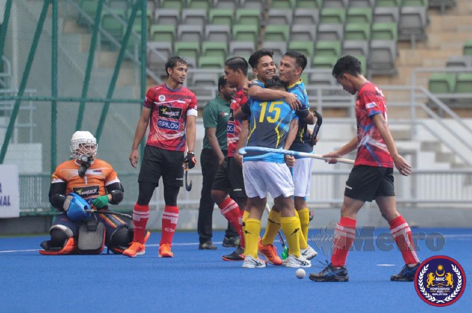 Ismail Abu (dua kanan) meraikan kemenangan Pahang bersama rakan sepasukan. FOTO Ihsan MHC