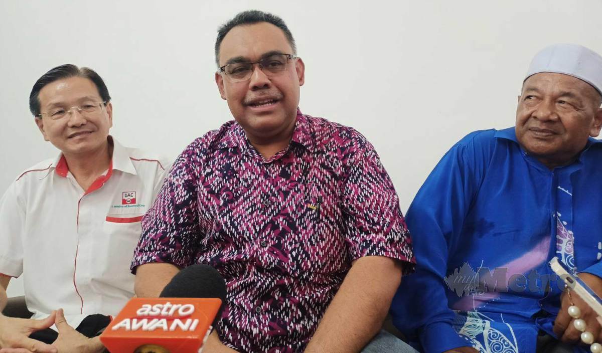 ZULKARNAIN (tengah) pada sidang media selepas menghadiri majlis penyerahan rasmi kunci rumah mangsa kebakaran Che Aziz di Kampung Kubang Palas. FOTO Siti Rohana Idris
