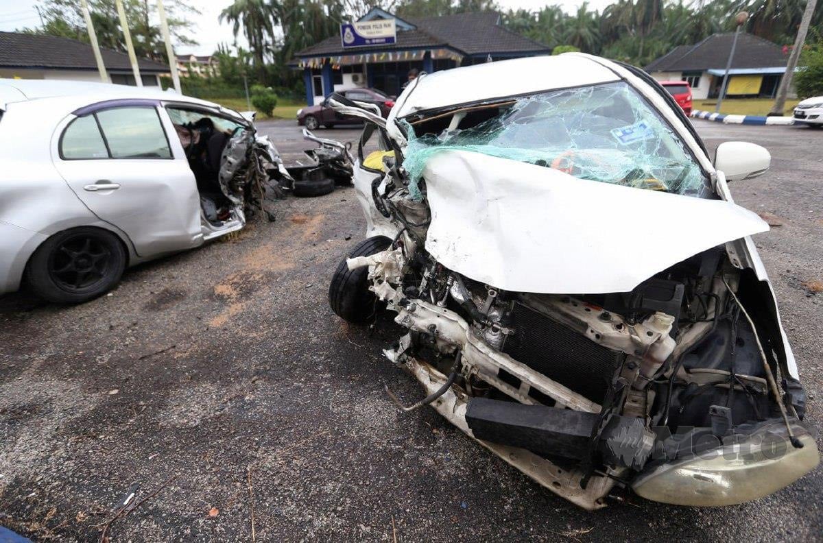 DUA kenderaan yang terbabit kemalangan menyebabkan empat maut termasuk dua kanak-kanak di Jalan Gua Musang- Kuala Krai dekat Kampung Pahi. FOTO Nik Abdullah Nik Omar