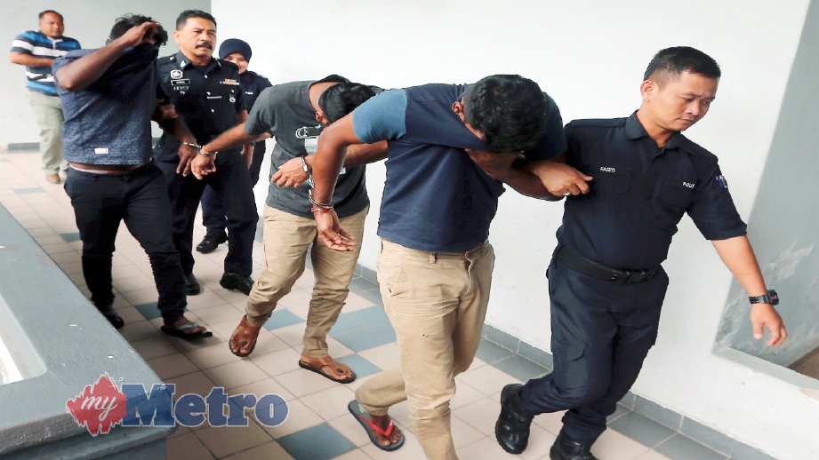 ANGGOTA polis membawa tiga tertuduh keluar dari Mahkamah Majistret Ayer Keroh, hari ini. FOTO Rasul Azli Samad