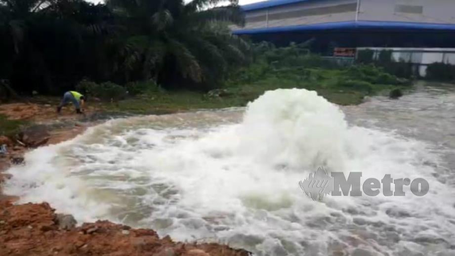 KEADAAN paip yang pecah di Setia Alam. FOTO Ihsan Fb Air Selangor