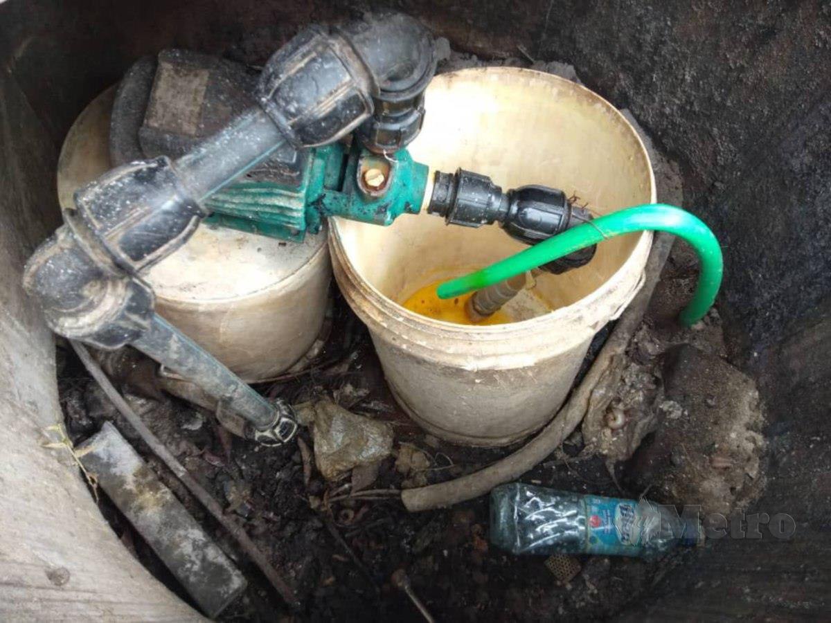 ENJIN pam yang disambung paip PVC yang digunakan untuk menyalurkan petrol ke negara jiran di pangkalan haram Kertas, Kampung Gual To'Deh.