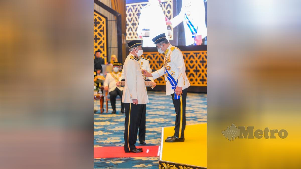 TUN Mohd Ali Mohd Rustam menganugerahkan DGSM kepada Datuk Seri Ismail Sabri Yaakob, hari ini. FOTO AMIR MAMAT