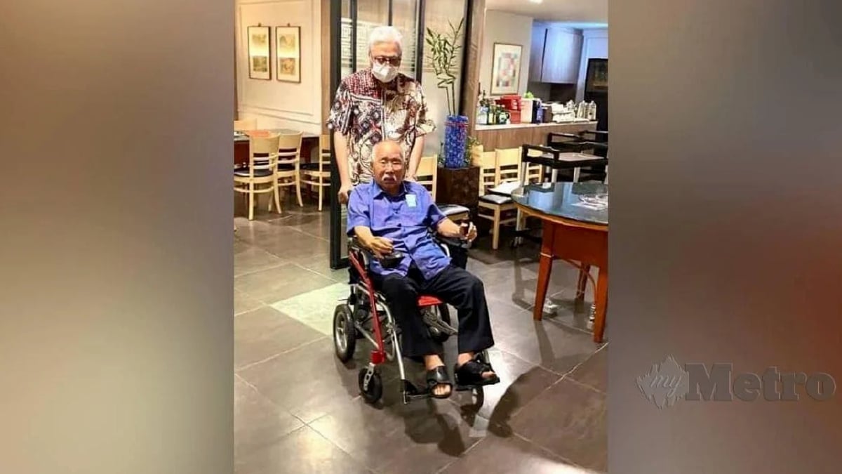 GAMBAR yang dirakam pada 21 Oktober lalu ketika satu majlis makan malam menunjukkan Ismail Sabri menolak kerusi roda Sabbaruddin.