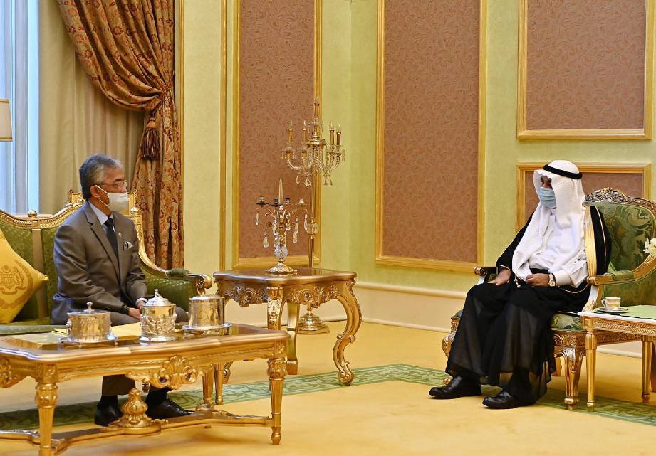 AL-SULTAN Abdullah bersama Mahmoud ketika lawatan Duta Besar Arab Saudi itu. FOTO FB ISTANA NEGARA