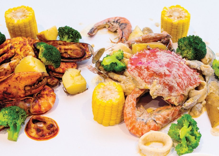 MENARIK hidangan lengkap iaitu makanan laut bersama jagung.