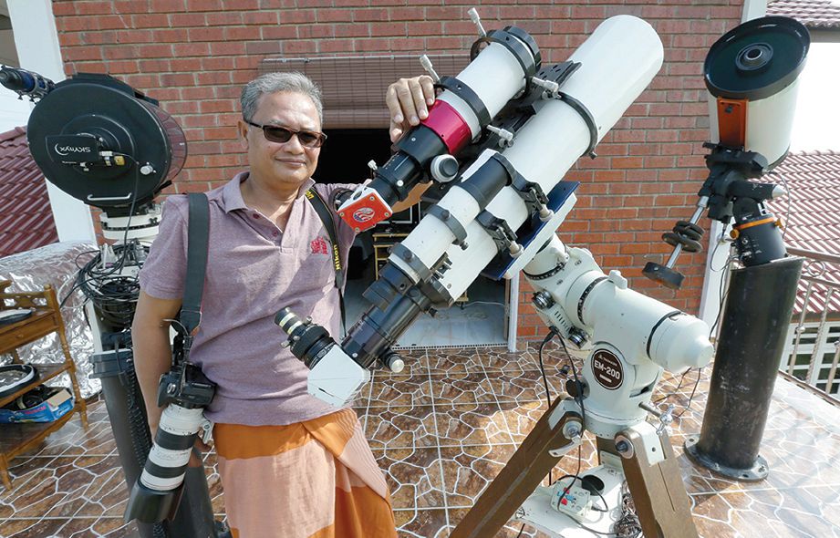 DR Mahamarowi bersama kelengkapan antaranya kamera dan teleskop.