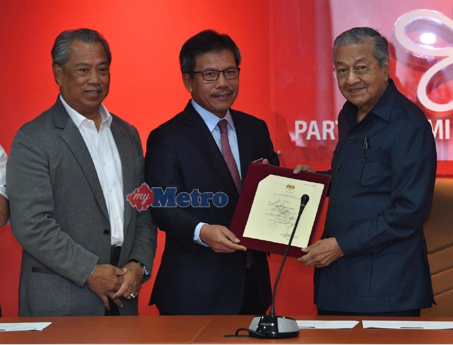 ALWI (tengah) menyerahkan sijil pendaftaran PH kepada Dr Mahathir (kanan) ambil disaksikan Muhyiddin. FOTO Ihsan Facebook PH 