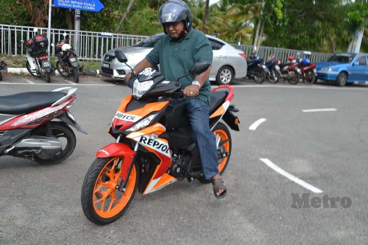Mohd Ali Hanafiah bersyukur memenangi motosikal Honda RS150 pada cabutan bertuah. Foto HASSAN OMAR