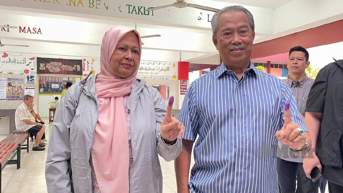 MUHYIDDIN bersama isteri, Puan Sri Noorainee Abdul Rahman selesai mengundi di SMK Sri Muar. FOTO Nur Aisyah Mazalan.