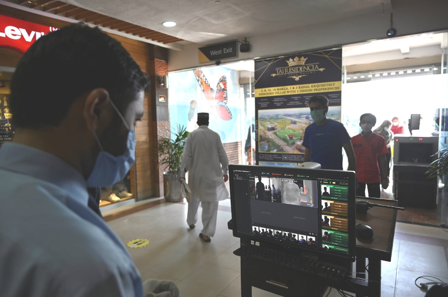 PENGIMBAS suhu badan diletakkan di pusat beli-belah di Islamabad, Pakistan susulan pandemik Covid-19 selain langkah kerajaan menggunakan teknologi perisikan rahsia. FOTO AFP.