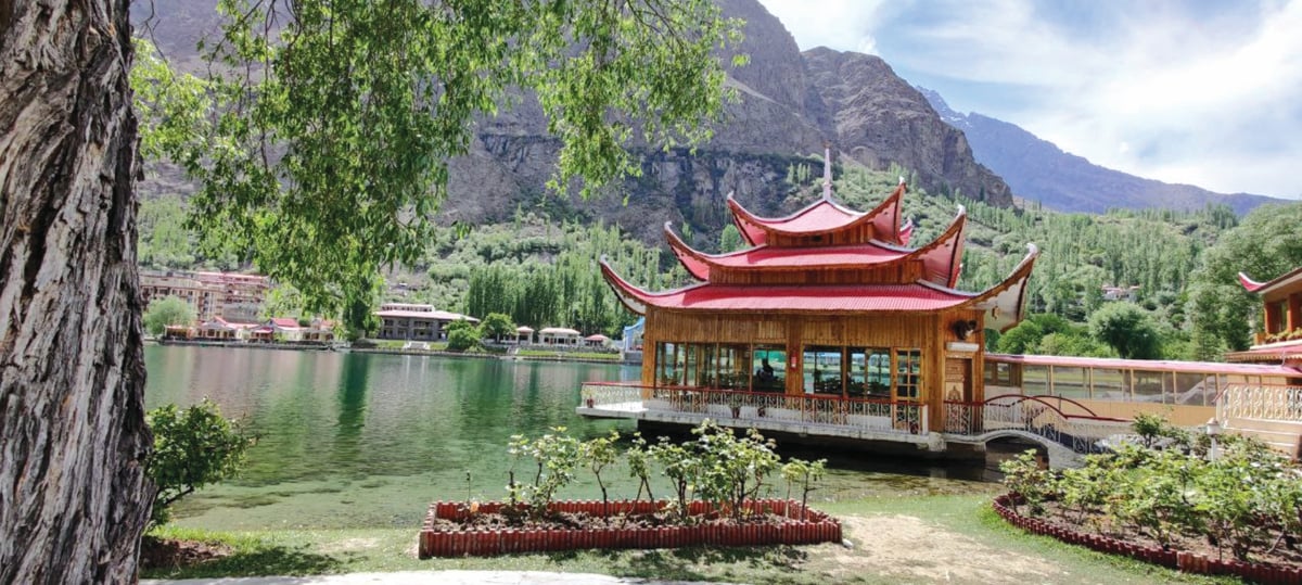 RUMAH penginapan (Shangri-la Resort Skardu) yang diilhamkan daripada seni bina China.