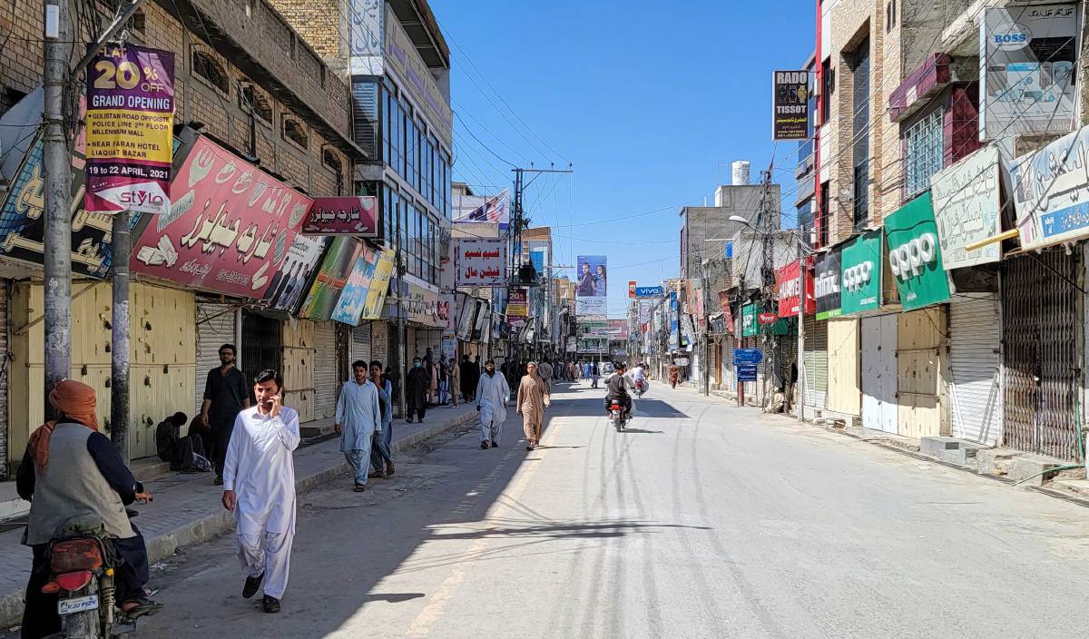 DERETAN kedai ditutup setelah arahan penutupan oleh pihak kerajaan susulan laporan kes Covid-19 di Quetta, wilayah  Balochistan, Pakistan. FOTO EPA