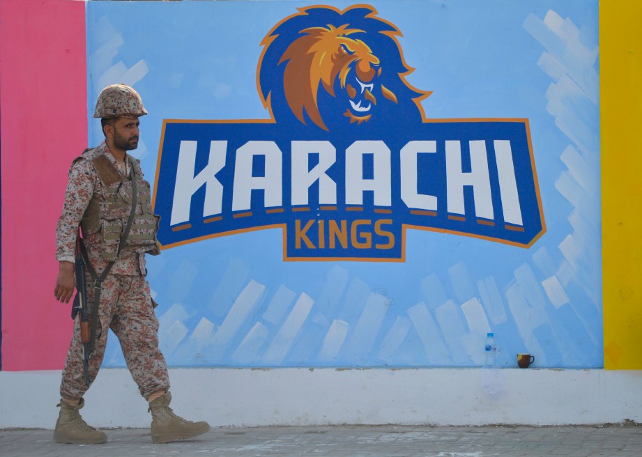 ANGGOTA keselamatan mengawal keadaan di Karachi. FOTO/AFP 