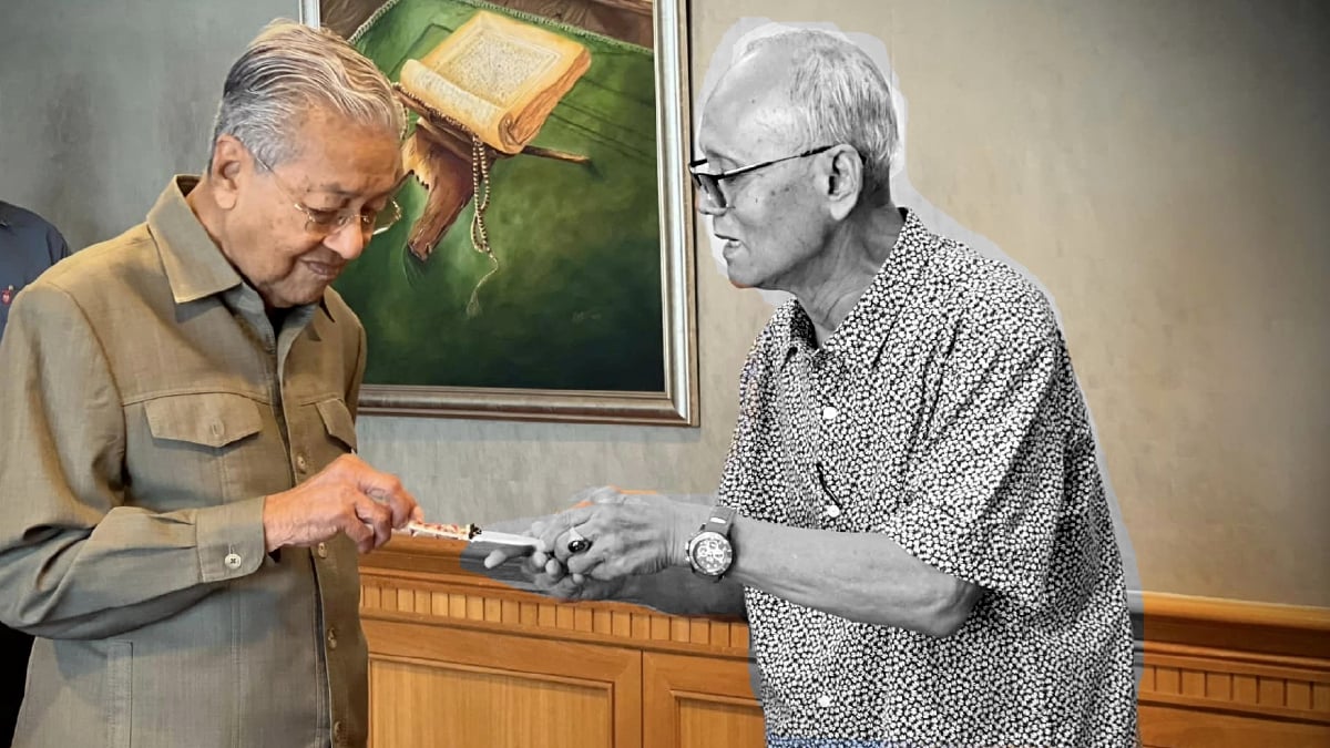 DR Mahathir (kiri) bersama Allahyarham Ismail Manaf. FOTO FB Tun Dr Mahathir