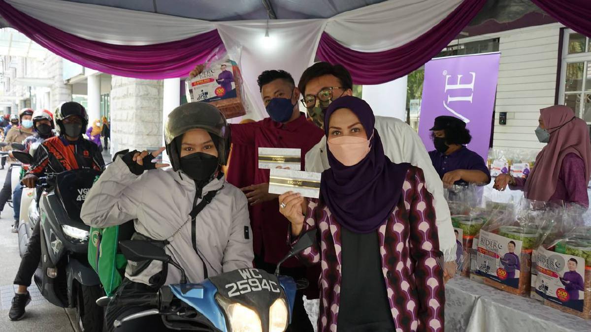 Aznil bersama orang kuat Eskayvie, Dr Syid Ayob Syid Mustafa Al Qudri (Ketua Pegawai Eksekutif Eskayvie Sdn Bhd) dan isteri, Kartika Wati seronok mengagihkan sumbangan kepada 'rider'