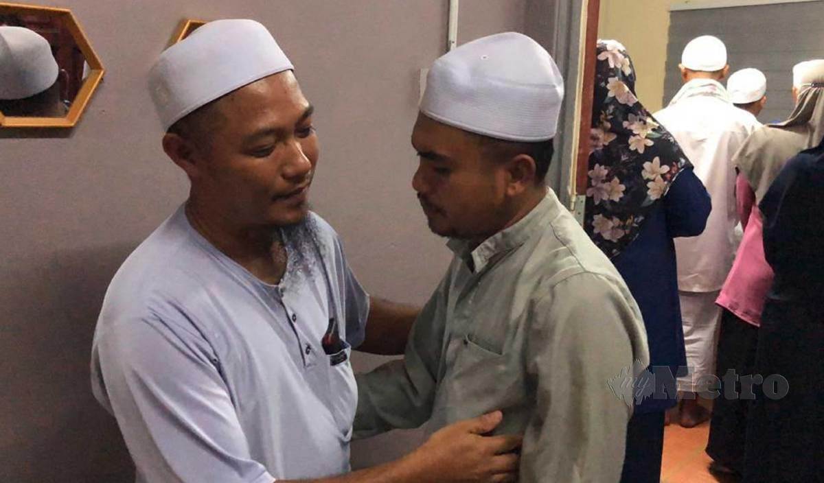 PIRDAUS (kiri) ketika menerima kunjungan orang ramai untuk menziarahi bapanya Allahyarham Tuan Guru Syeikh Abdul Hamid Ismail di rumahnya di Kampung Kuala Pai. FOTO Noorazura Abdul Rahman