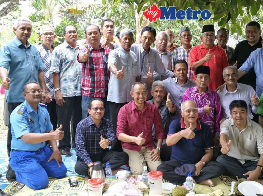 Aminuddin (duduk, tiga dari kiri) bersama Osman (duduk dua dari kanan) pada program Jom Makan Durian. FOTO Mohd Sharumnisham Shahbudin