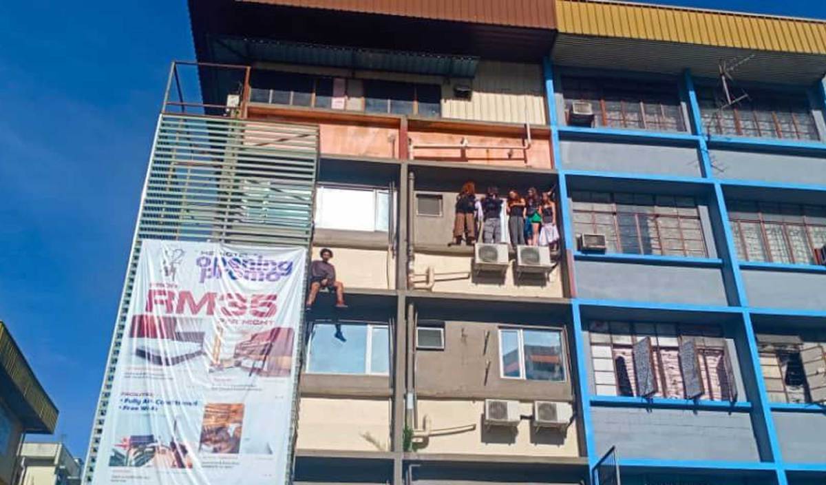 ENAM pelancong asing yang terperangkap di balkoni luar bangunan tingkat tiga diselamatkan pasukan bomba. FOTO Ihsan JBPM