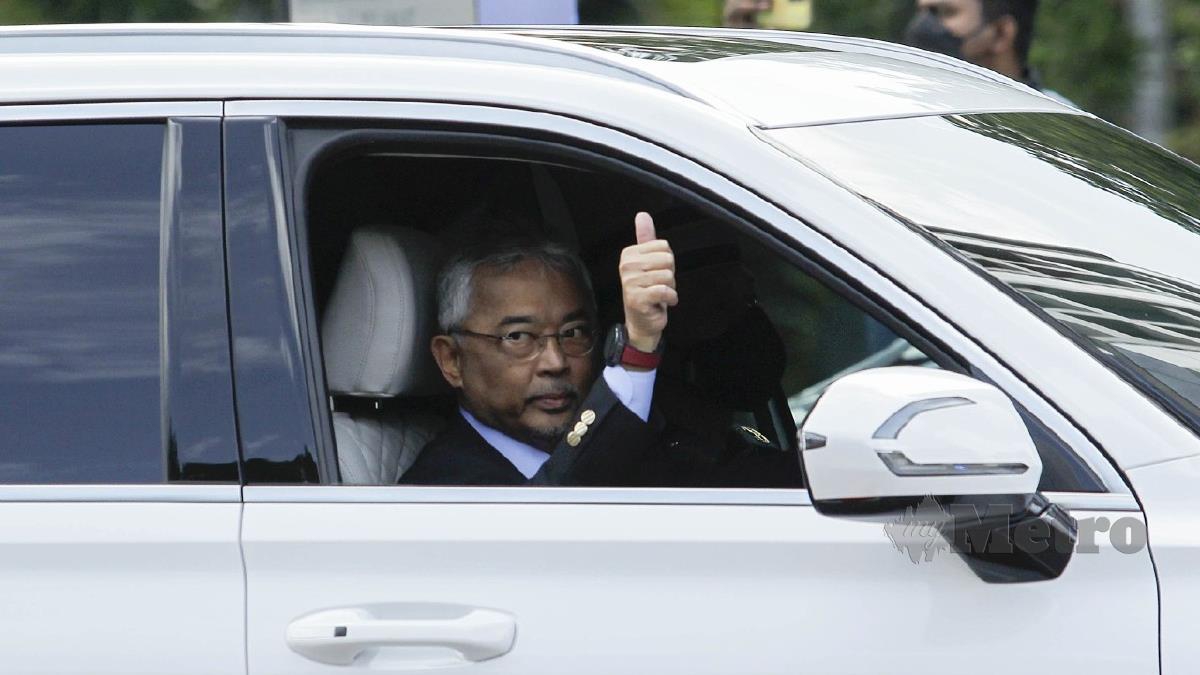 AL-Sultan Abdullah memberi isyarat tanda bagus sebelum turun dari kenderaan untuk bertemu petugas media yang berkampung di luar perkarangan pintu 2 Istana Negara. FOTO Aizuddin Saad.