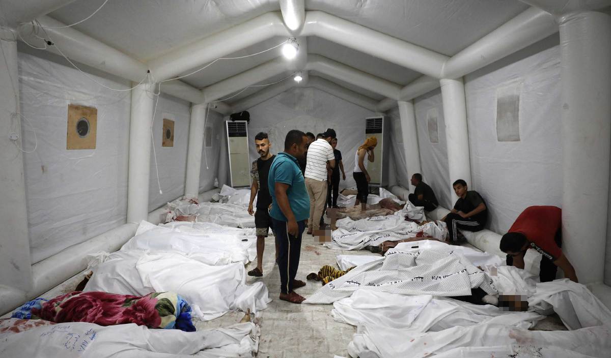 PENDUDUK Palestin yang terkorban akibat serangan udara Israel ke atas Hospital Ahli Arab di tengah Gaza selepas mereka dibawa ke hospital Al-Shifa. FOTO AFP