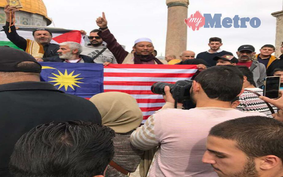 Timbalan Presiden Muslim Care Mohd Johari Ismail bersama 20 sukarelawan menyertai demonstrasi di Masjid Al-Aqsa selepas solat Jumaat.
