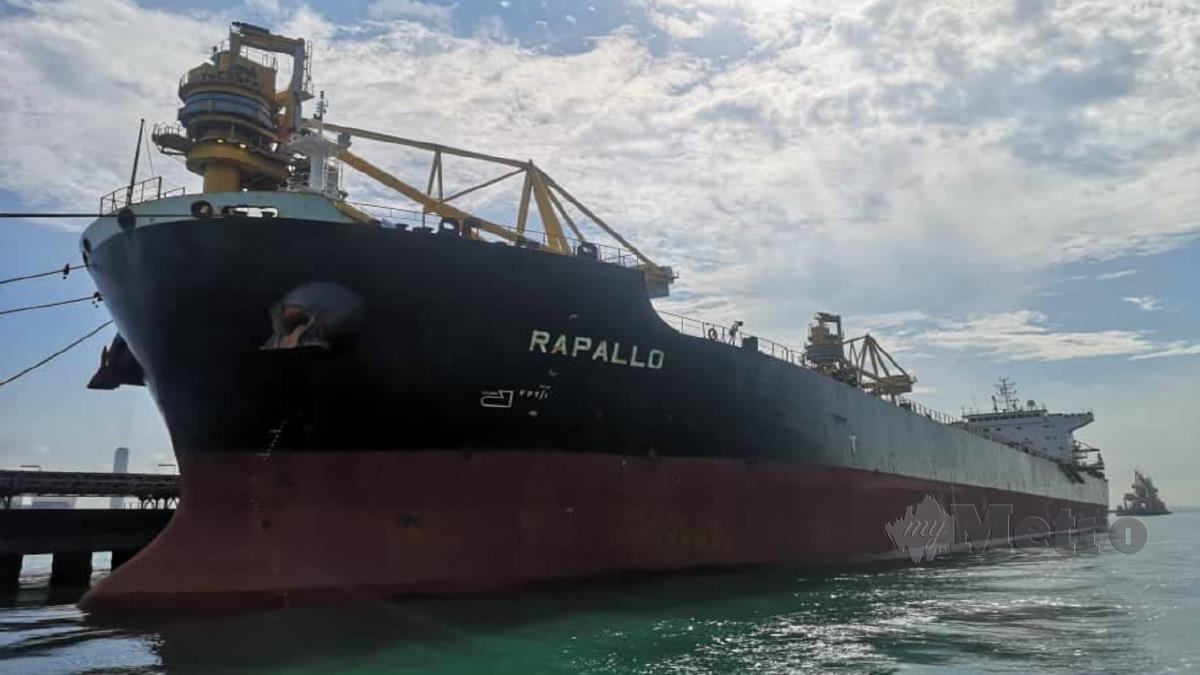 KAPAL MV Rapollo yang berlabuh di Jeti Jimah Energy Ventures Bukit Pelandok. FOTO Ihsan Polis
