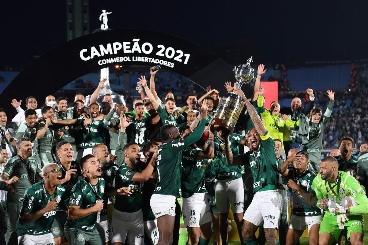 BARISAN pemain Palmeiras meraikan kejayaan memenangi Copa Libertadores. FOTO AFP
