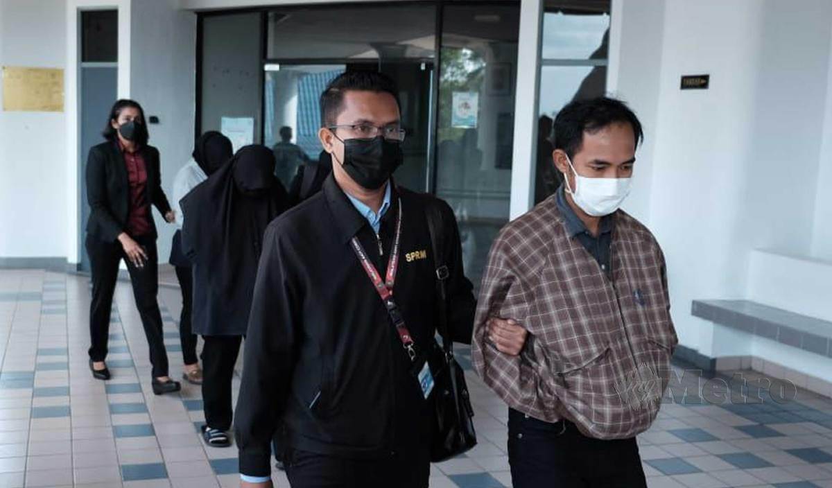 NICK Farhan Zakiran (kanan), Siti Nor Sofwah dan Marzilah mengaku tidak bersalah kemuka dokumen palsu tuntut insentif Penjana 2.0. FOTO Meor Riduwan Meor Ahmad