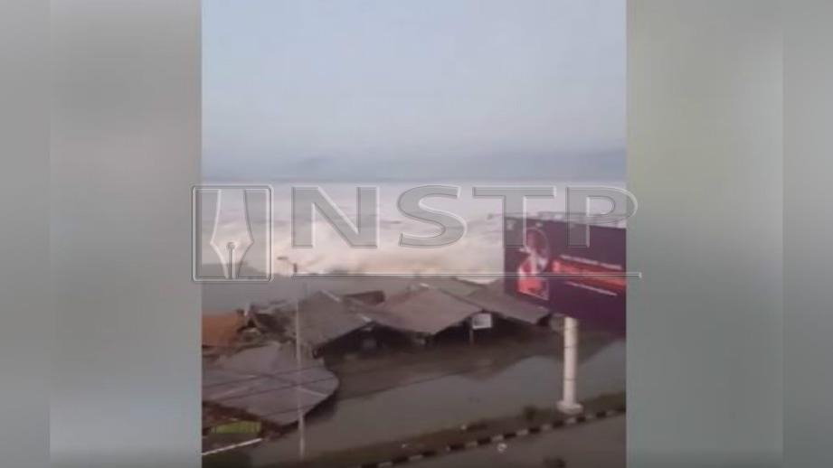Caption<PETIKAN rakaman video menunjukkan tsunami melanda Bandar Palu, Indonesia, hari ini.