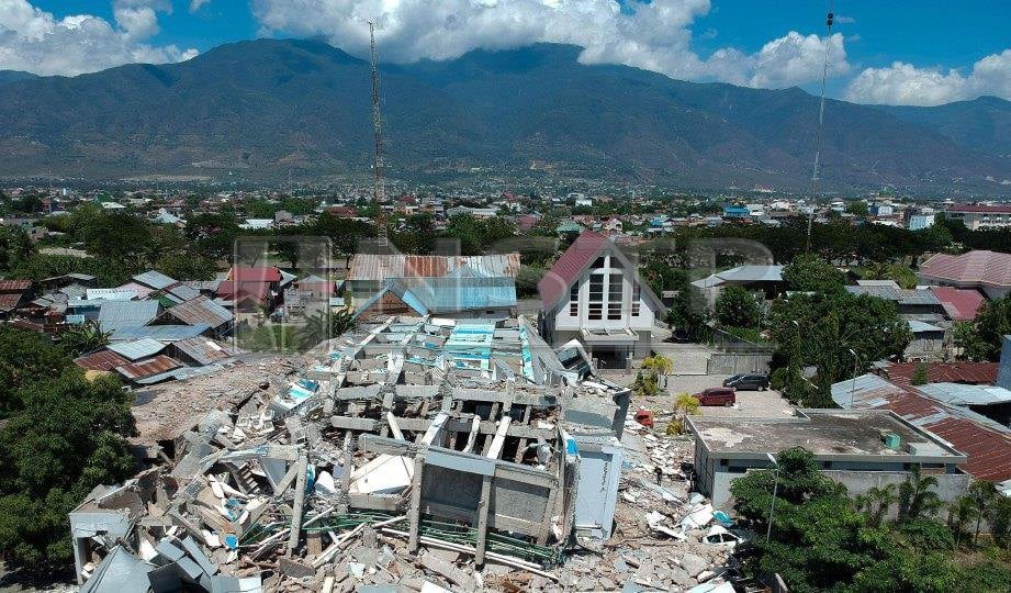 KEADAAN hotel 10 tingkat yang runtuh ketika gempa di Palu, Jumaat lalu. FOTO AFP