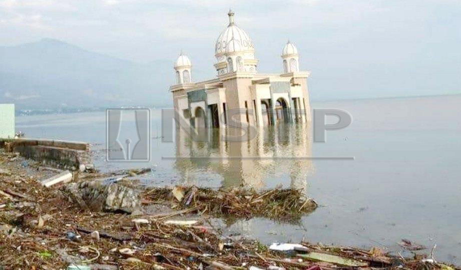 KEADAAN masjid ditenggelami air selepas kejadian gempa di Palu. FOTO NSTP