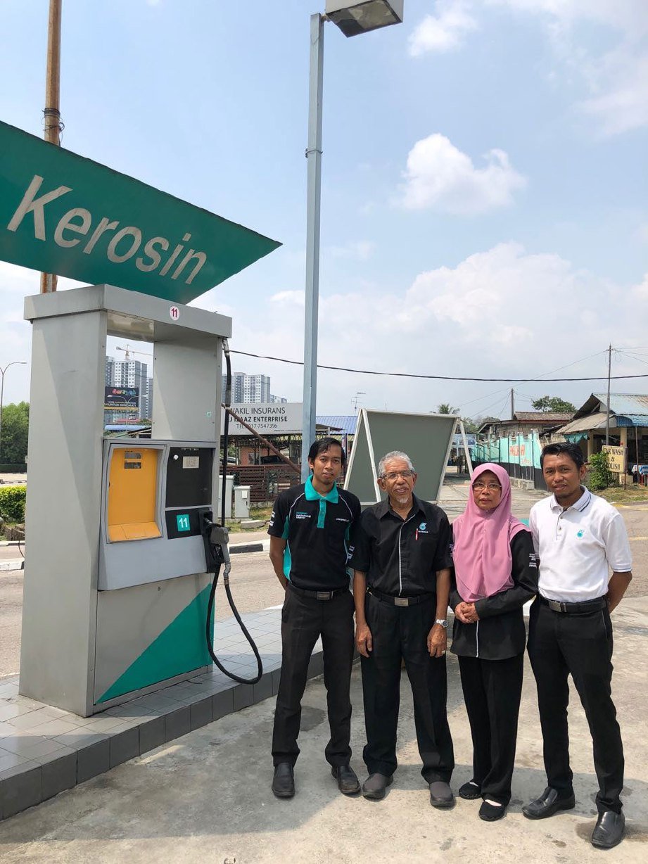 EZMI dan Mohd Fahmi membantu uruskan stesen minyak keluarga.