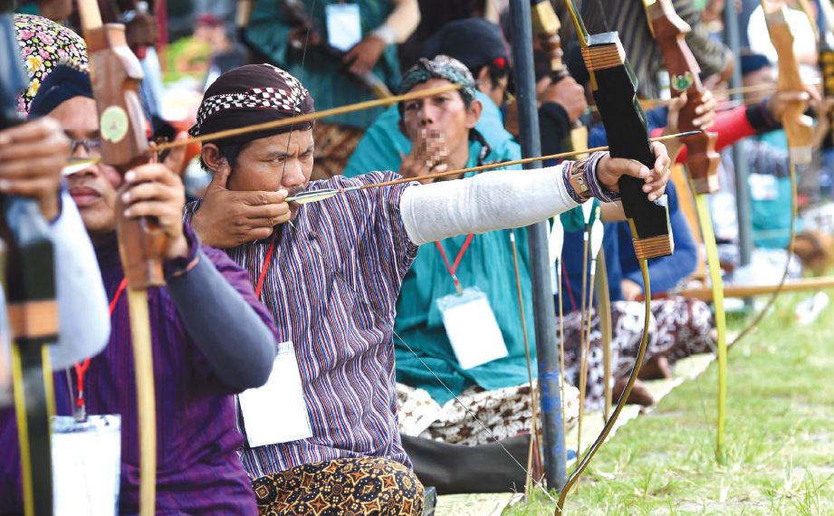 PANAHAN dilakukan dalam keadaan duduk bersila.