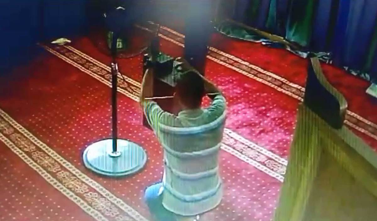 TANGAKAP layar seorang lelaki dirakam kamera litar tertutup (CCTV) Masjid Pulau Sekati, sedang ‘memancing’ wang tabung masjid berkenaan. FOTO Ihsan Masjid Pulau Sekati