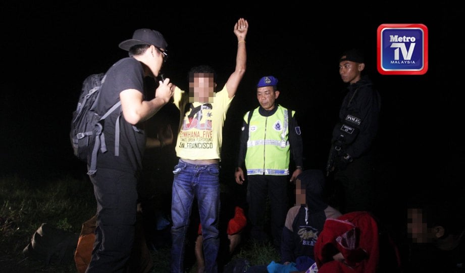 PENDATANG asing yang ditahan diperiksa anggota polis. FOTO Yazit Razali