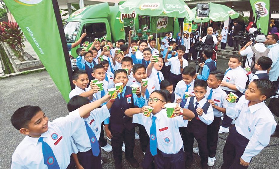 SEBAHAGIAN murid yang menerima minuman coklat lazat ketika lawatan MILO Malaysia.
